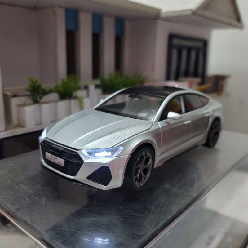 Mô hình xe Audi RS7 tỷ lệ 1:24 full kính, có đánh lái, có còi, có nhún và chạy cót