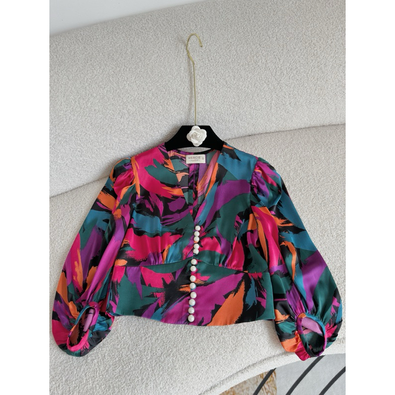 [ MERCIE ] SƠ MI DÁNG NGẮN CHẤT LIỆU LỤA MỀM KHUY NGỌC HOẠ TIẾT ĐỎ TÍM NỔI BẬT