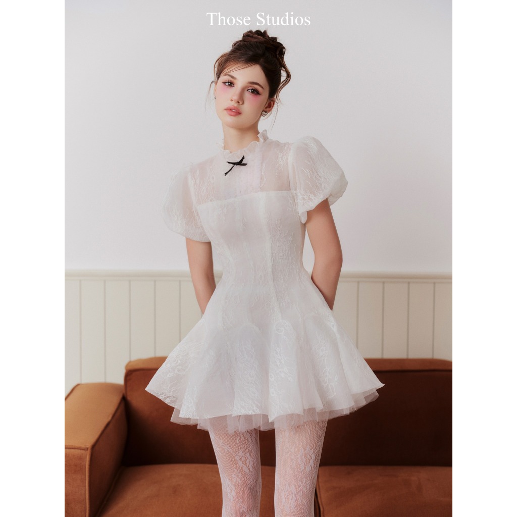 THOSE STUDIOS Đầm trắng xoè tay phồng đính nơ đen trong trẻo ngọt ngào Tessa Dress