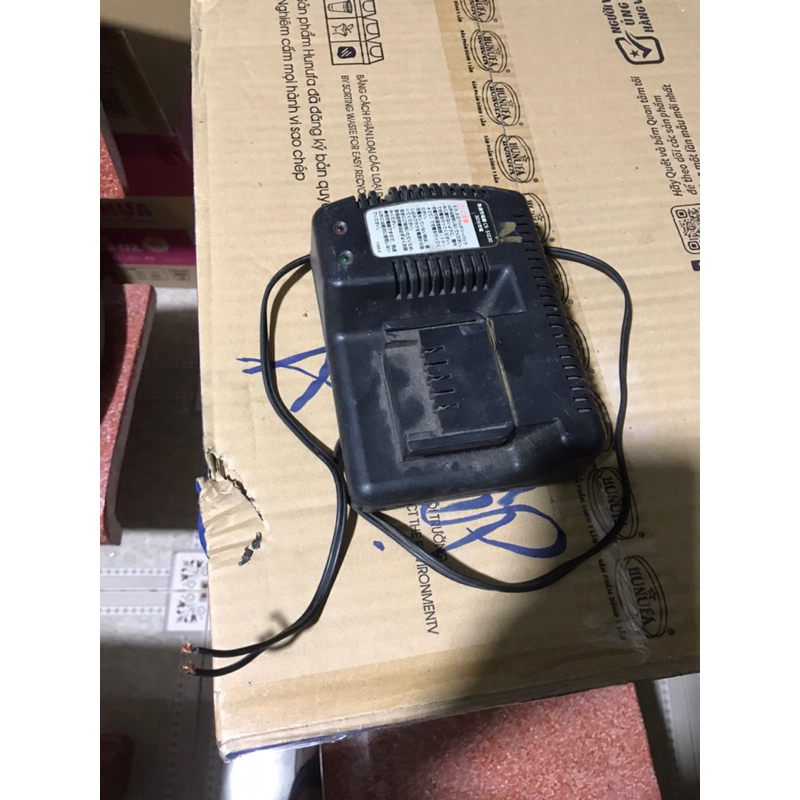 Sạc C5-S1230 điện 100v sáng đèn, không biết sạc cho pin gì