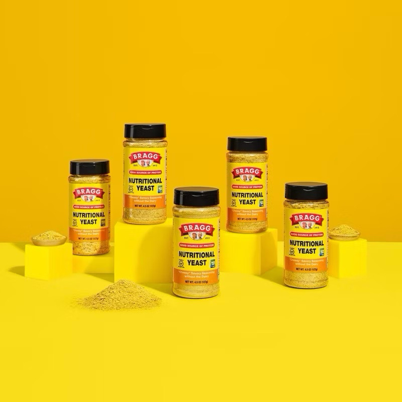 MEN DINH DƯỠNG NUTRITIONAL YEAST  BRAGG 127g - GIA VỊ VÀNG CHO NGƯỜI ĂN CHAY VÀ LÀ GIA VỊ ĐẦY DINH D