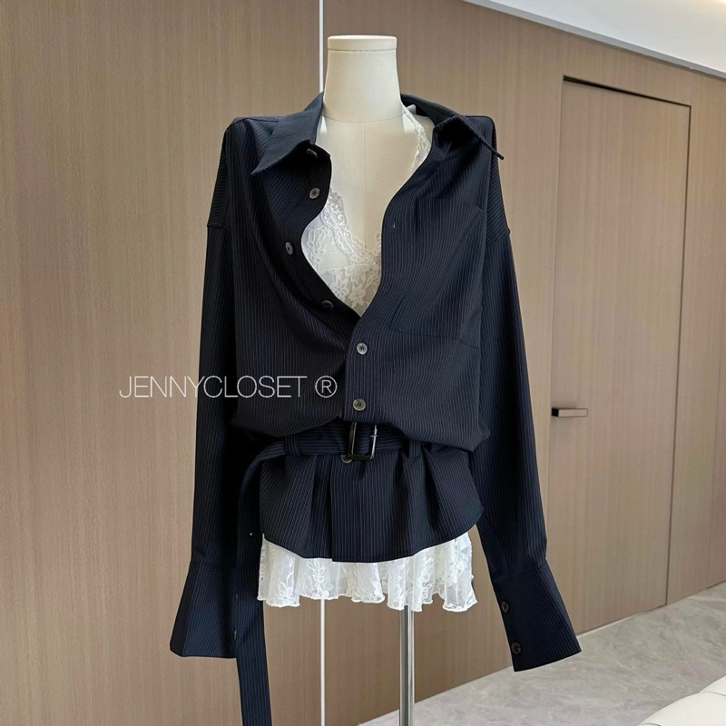 JENNYCLOSET ®”Bambi Set” • Áo váy sơ mi kẻ sọc trẻ trung (kèm đai điều chỉnh)+ Áo ren ba lỗ dáng dài -hàng cao cấp L1 | BigBuy360 - bigbuy360.vn