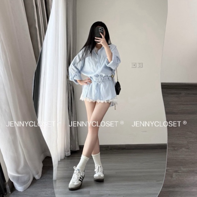 JENNYCLOSET ®”Bambi Set” • Áo váy sơ mi kẻ sọc trẻ trung (kèm đai điều chỉnh)+ Áo ren ba lỗ dáng dài -hàng cao cấp L1 | BigBuy360 - bigbuy360.vn