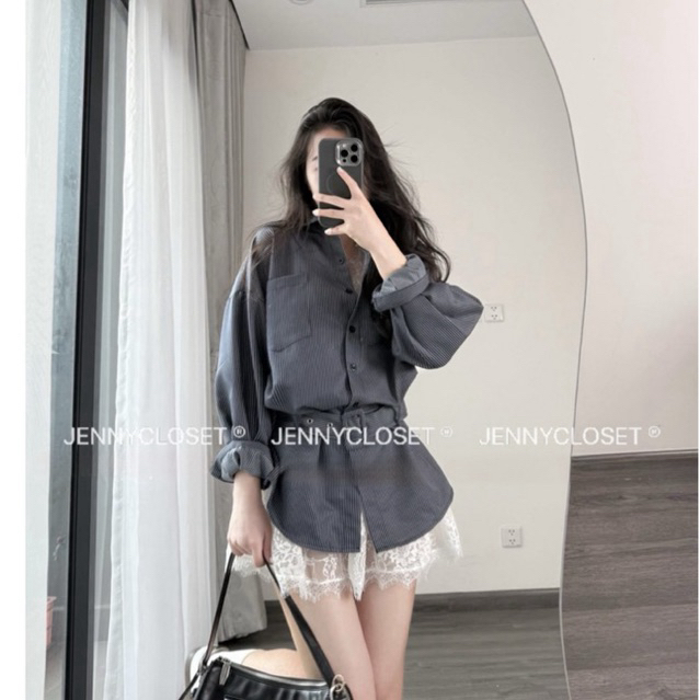 JENNYCLOSET ®”Bambi Set” • Áo váy sơ mi kẻ sọc trẻ trung (kèm đai điều chỉnh)+ Áo ren ba lỗ dáng dài -hàng cao cấp L1 | BigBuy360 - bigbuy360.vn