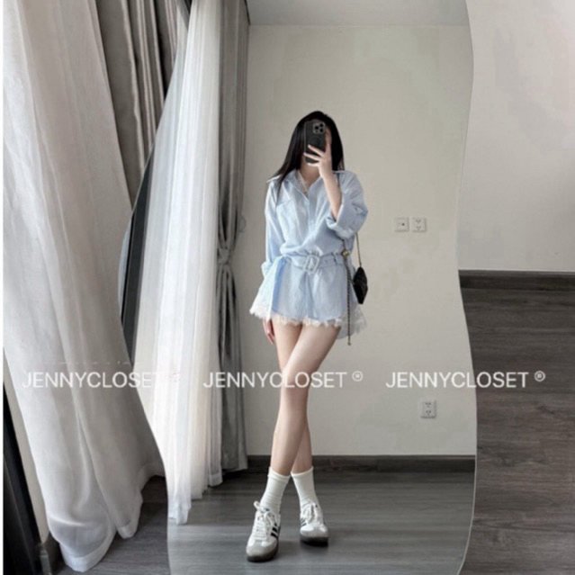 JENNYCLOSET ®”Bambi Set” • Áo váy sơ mi kẻ sọc trẻ trung (kèm đai điều chỉnh)+ Áo ren ba lỗ dáng dài -hàng cao cấp L1 | BigBuy360 - bigbuy360.vn