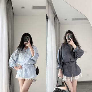 JENNYCLOSET ®”Bambi Set” • Áo váy sơ mi kẻ sọc trẻ trung (kèm đai điều chỉnh)+ Áo ren ba lỗ dáng dài -hàng cao cấp L1