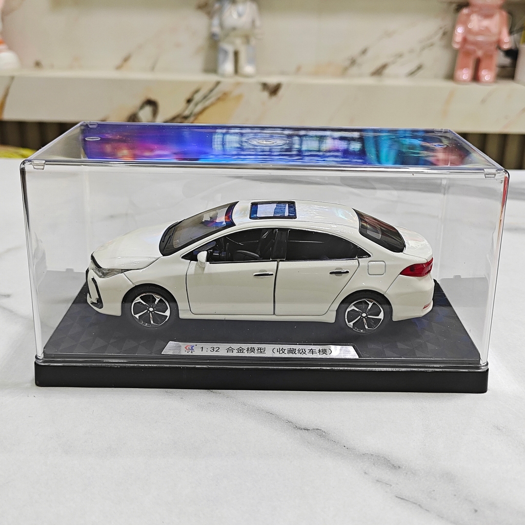 Mô hình xe kim loại Toyota Corolla Altis tỉ lệ 1:32 kèm đế và hộp mica, xe mô hình có đèn âm thanh