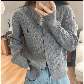 Áo Cadigan Dáng Dài, Áo Khoác Len Mỏng Tay Dài Cổ Tròn Phong Cách Nhẹ Nhàng Phối Thêu Ngựa Ngực Vặn Thừng Hàng Qc Shopqu