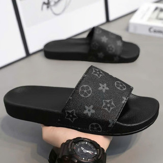 Dép quai ngang nam L.V sang trong, đế in chữ chuẩn hãng,quai liền chắc chắn và lịch lãm cho boy Hansome. đủ size 37/43
