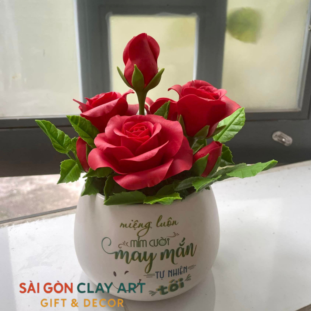 Chậu hoa hồng đỏ để bàn làm từ đất sét