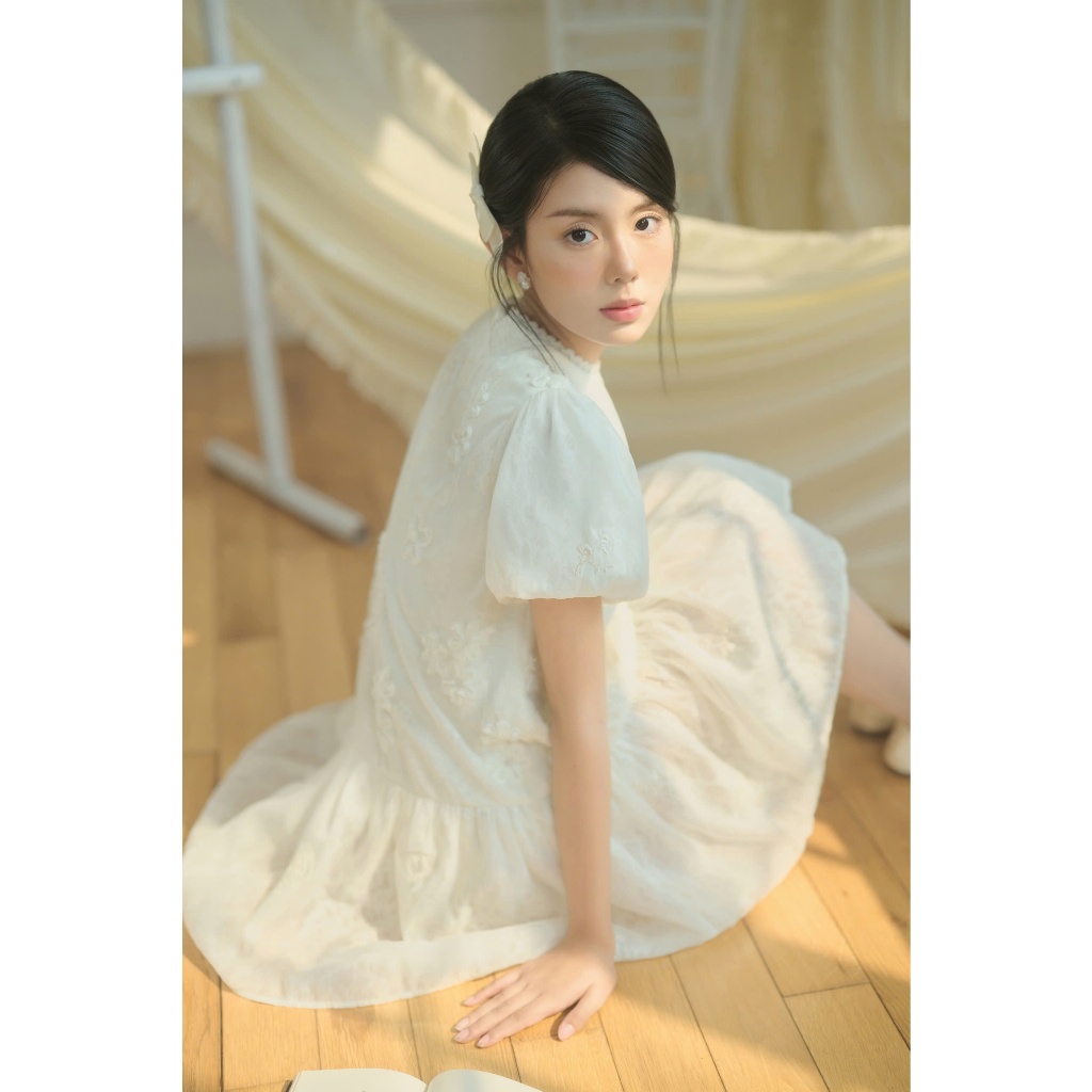 [DEAL MỞ BÁN] CÉLESTE - Váy Babydoll Dáng Ngắn Suông Chất Tơ Mềm Tay Bồng Đính Hoa Thêu Tiểu Thư Suri Dress | BigBuy360 - bigbuy360.vn