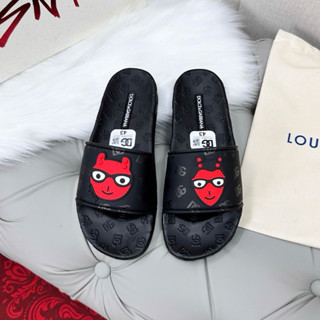 Dép lê nam quai ngang PB cao su quai nổi hình quỷ đỏ đeo kính đế nổi vân logo Đôn Chề boy phố