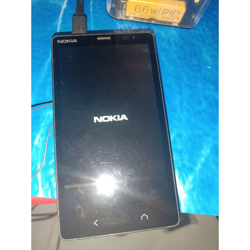 xác điện thoại cổ Nokia còn lên