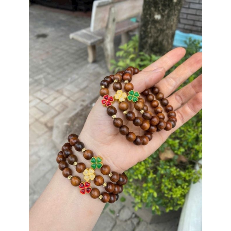 vòng tay gỗ bách mix cỏ 4 lá may mắn