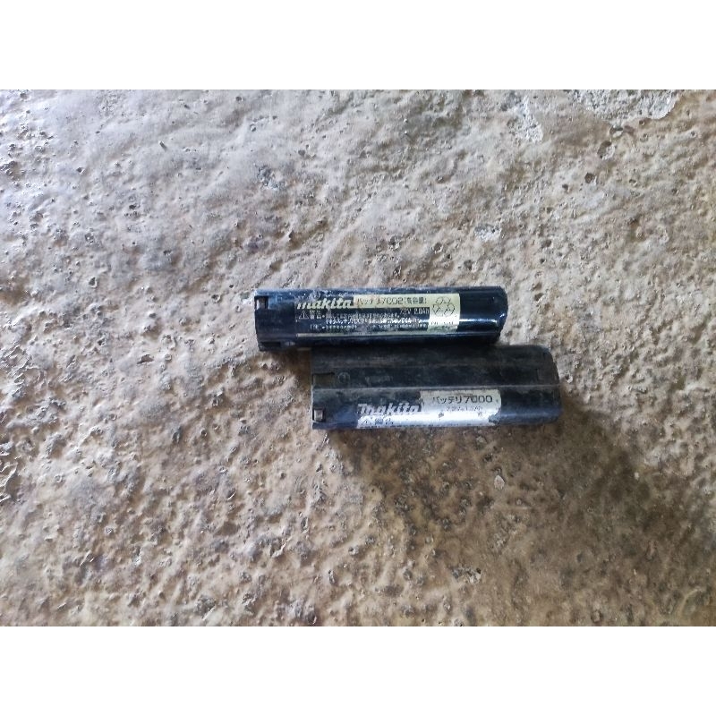 1 cái vỏ PIN makita 7.2v ae về ráp PIN mới vô là sử dụng
