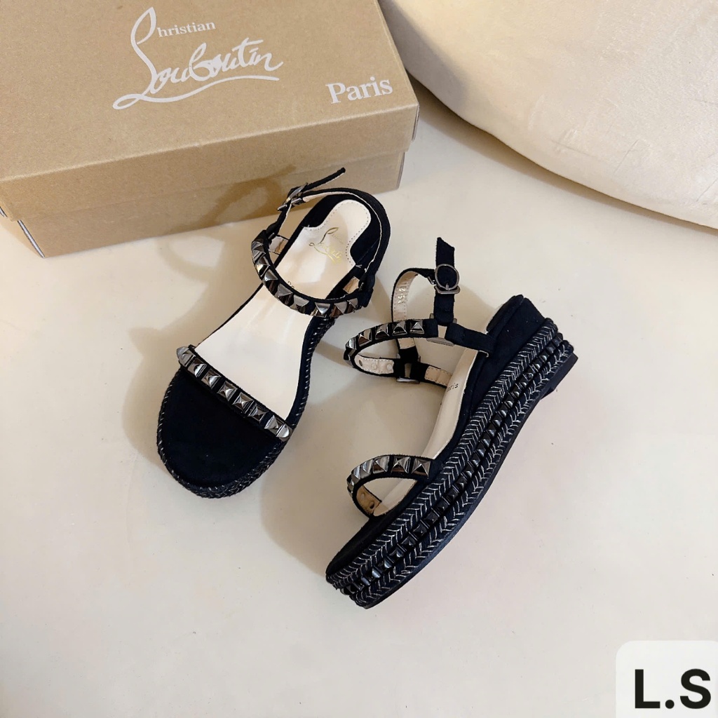 Sandal nữ đế xuồng cói cao 6p, dây mảnh đính đinh tán, lên form chân đẹp.