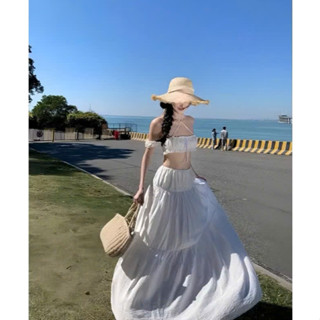 Set váy đi biển xinh gồm áo trễ vai trắng kèm chân váy trắng dài dáng xoè