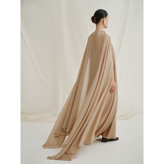 SILK CAPE : Aó choàng chất liệu tằm ánh mềm mại.