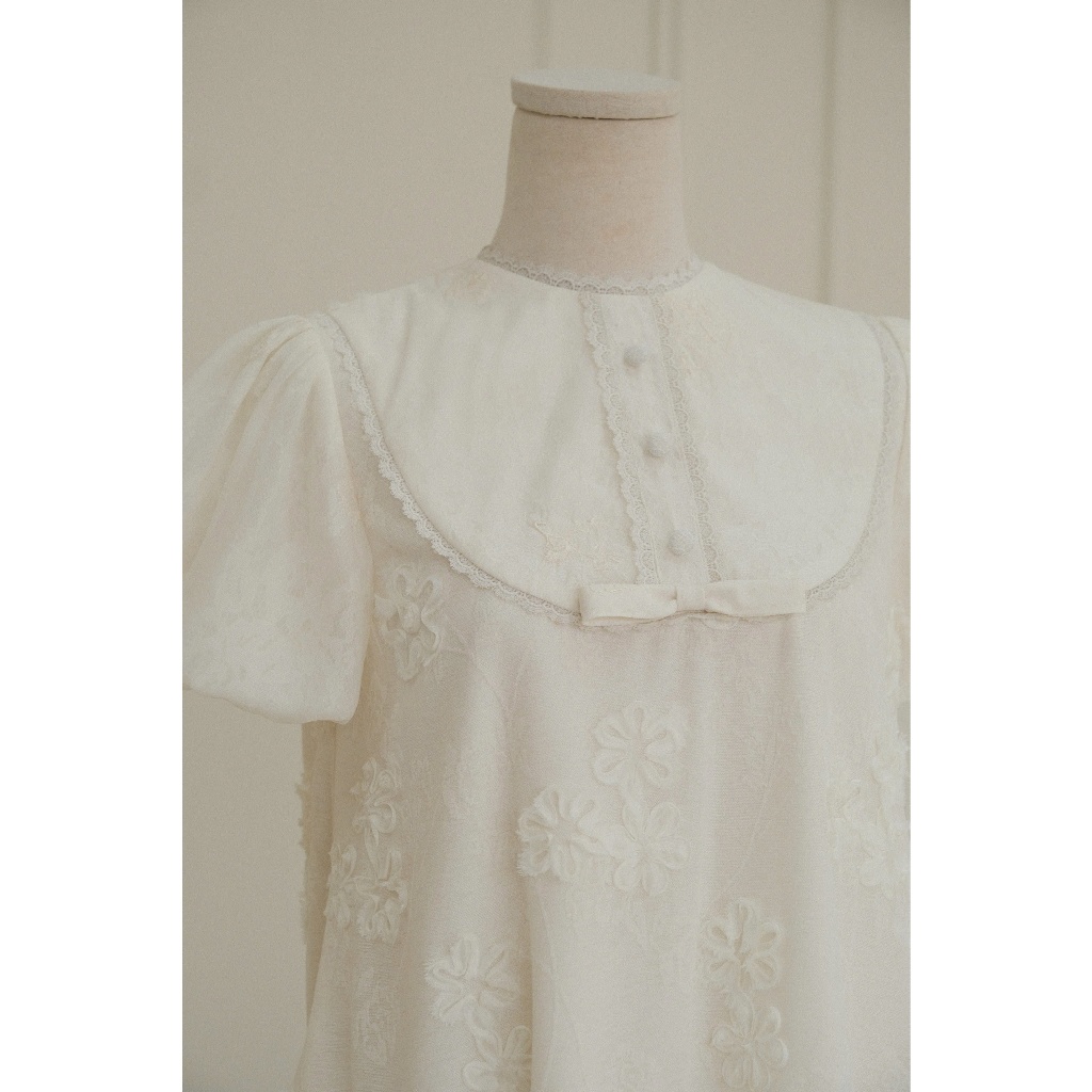 [DEAL MỞ BÁN] CÉLESTE - Váy Babydoll Dáng Ngắn Suông Chất Tơ Mềm Tay Bồng Đính Hoa Thêu Tiểu Thư Suri Dress | BigBuy360 - bigbuy360.vn