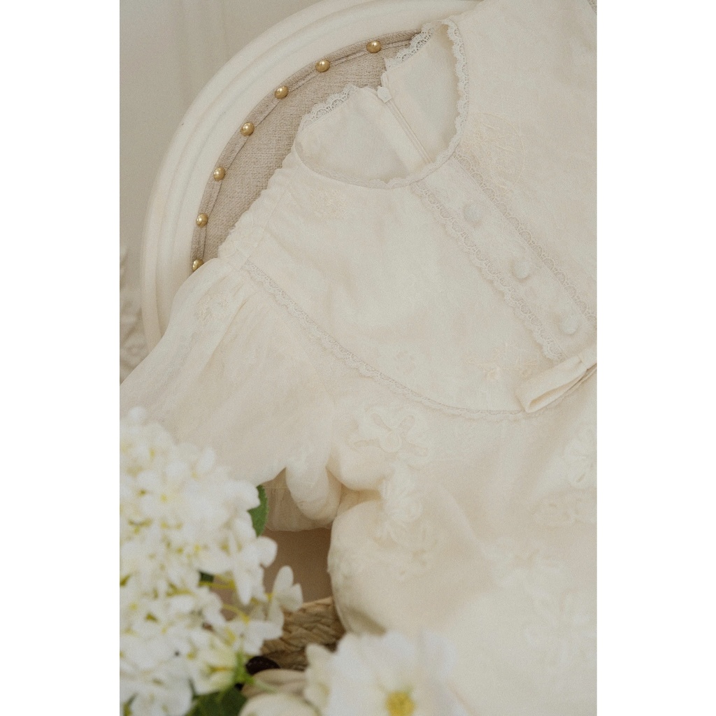 [DEAL MỞ BÁN] CÉLESTE - Váy Babydoll Dáng Ngắn Suông Chất Tơ Mềm Tay Bồng Đính Hoa Thêu Tiểu Thư Suri Dress | BigBuy360 - bigbuy360.vn