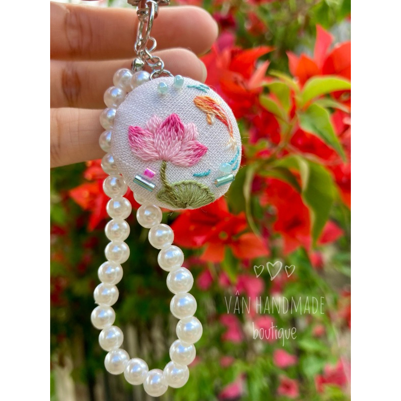 Móc khoá handmade thêu tay Sen hồng