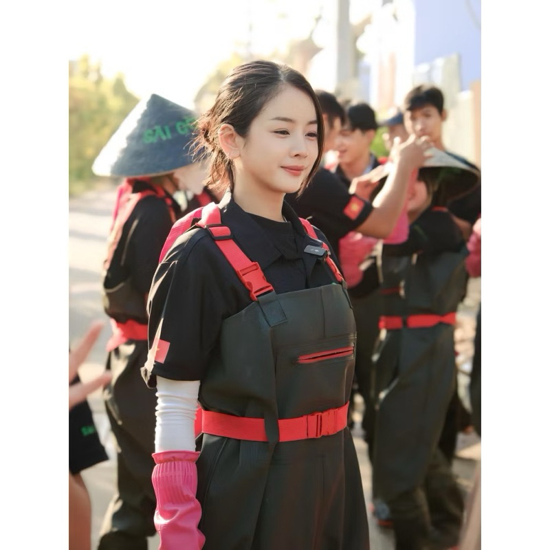 Bộ yếm liền ủng lội nước được DJ Mie mặc hàng loại 1 tiện lợi đa năng giúp các bác nông dân lội nước
