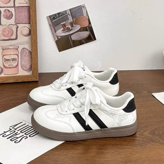 Giày thể thao nữ thêu hoạ tiết dáng trẻ trung năng động Smile