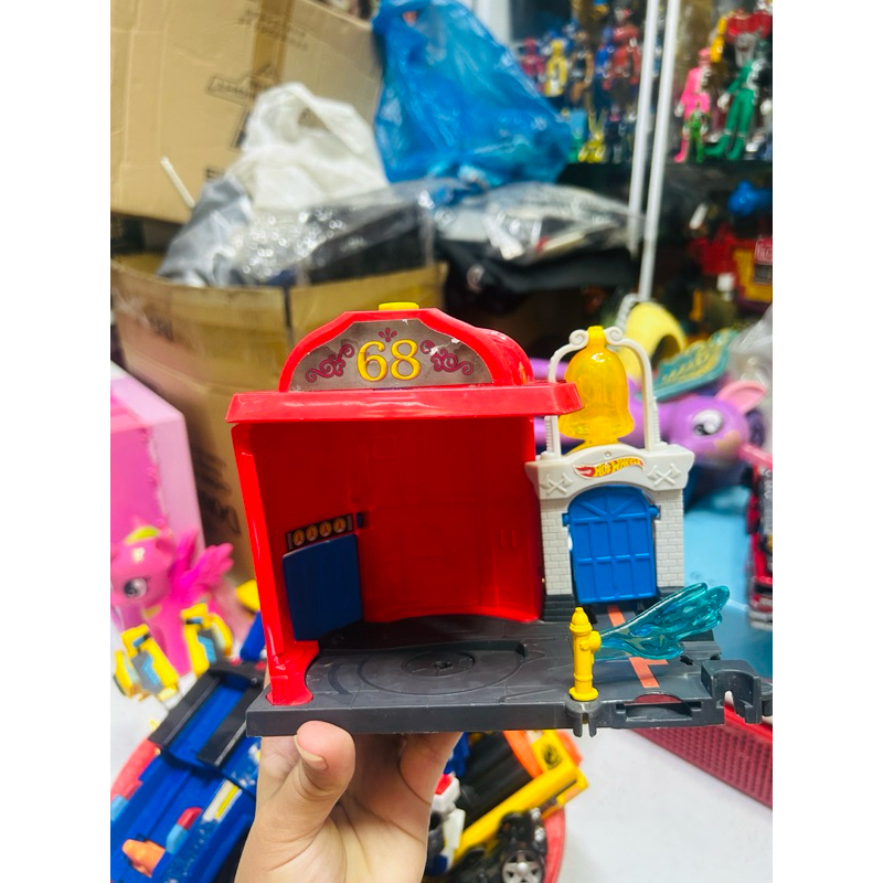 Đồ chơi xe Hot Wheels City Downtown Fire Station Spinout Play Set