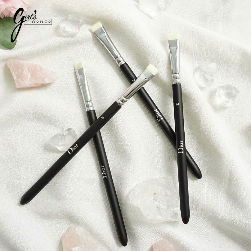 Cọ vẽ mắt Dior 24 Backstage Eyeliner Brush