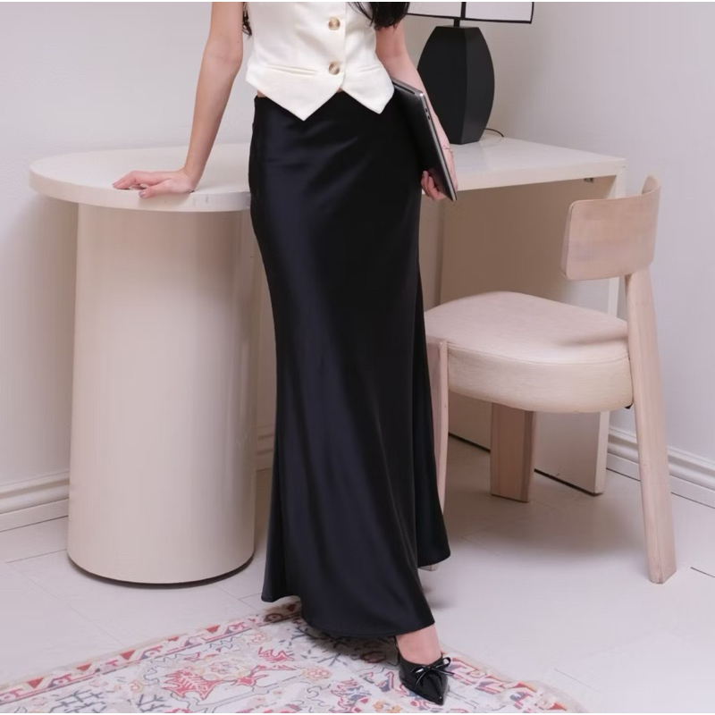 Chân váy lụa dài La Boutique cạp trễ hai lớp size L