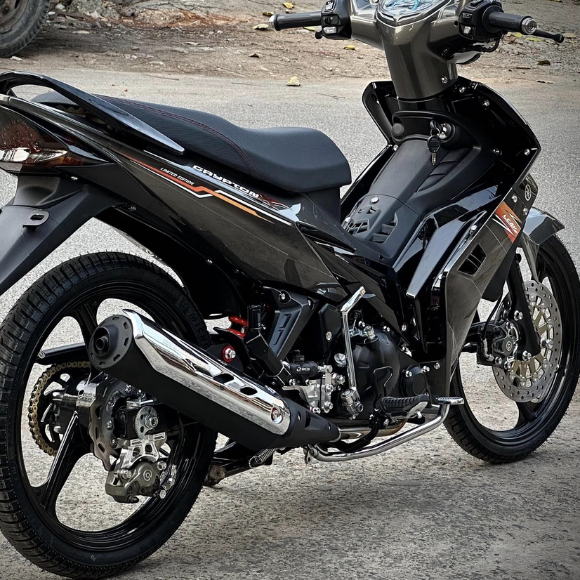 Tem rời Exciter 135 xám đen mẫu Crypton X cam nổi bật