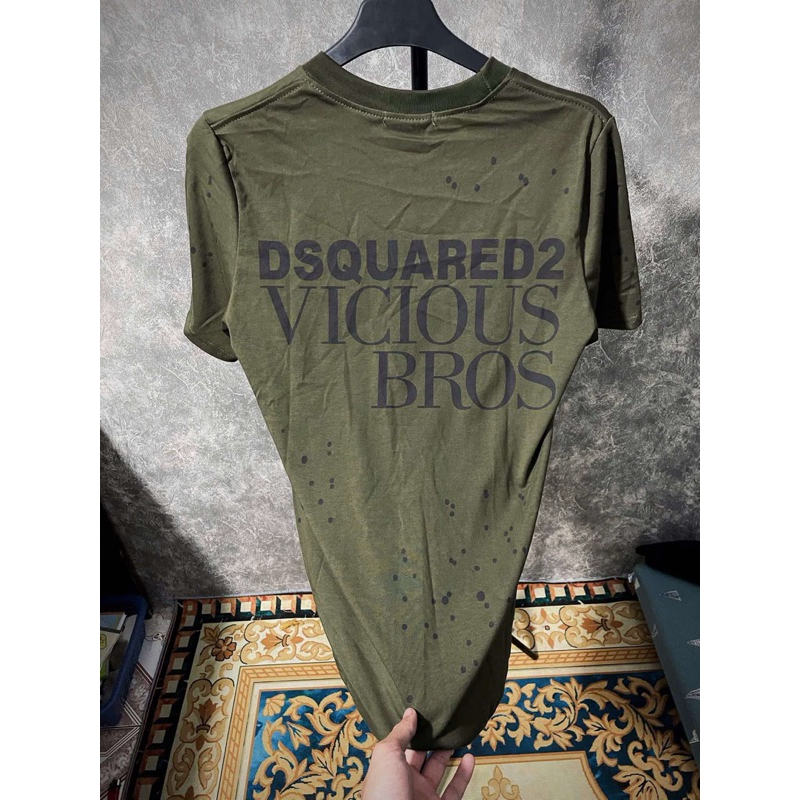 Áo Phông D2 màu xanh rêu hoạ tiết in