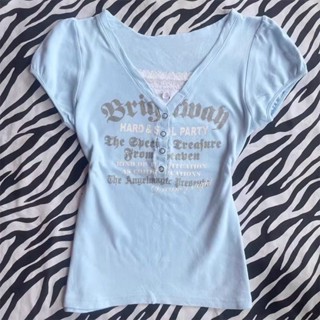 Áo baby tee cộc tay cổ V khuy cài màu xanh biển pastel hoạ tiết chữ nâu kết hợp viền ren trắng ABBT036 - Tiktik