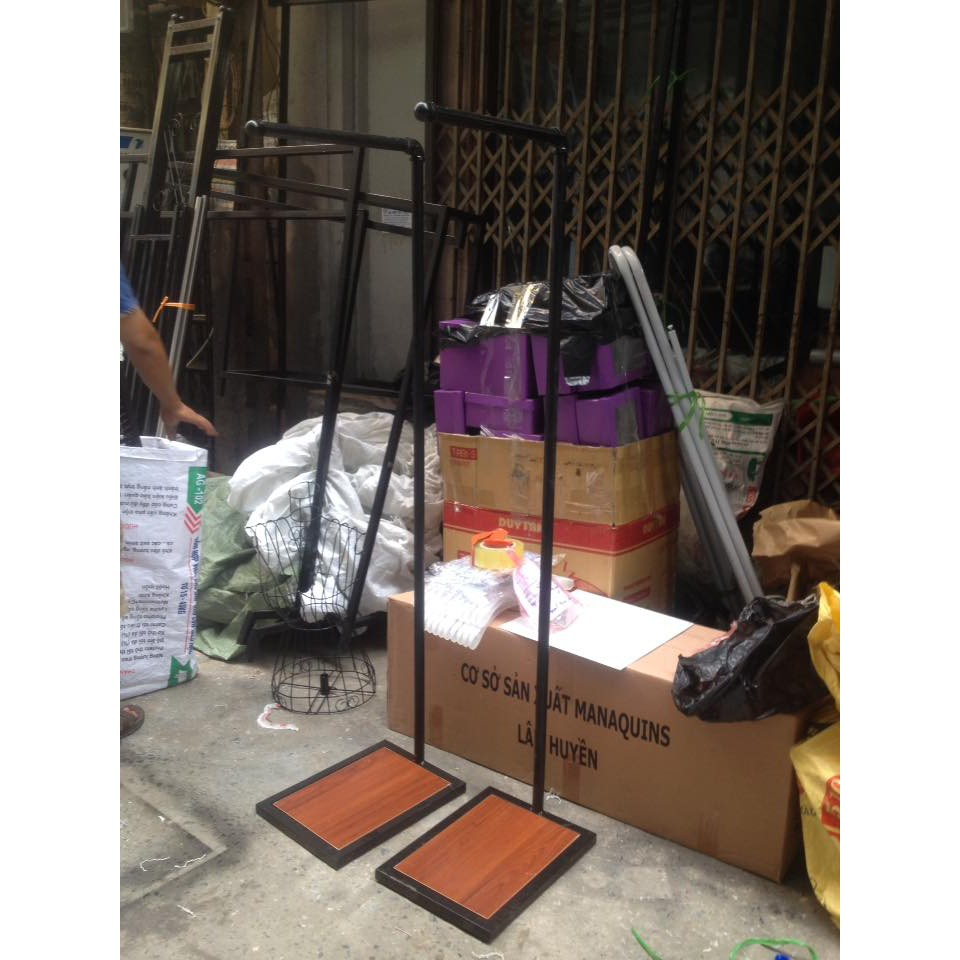 Kệ treo quần áo đế bằng gỗ