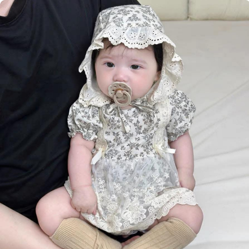 Váy công chúa cho bé gái SUSHI BABY SHOP bodysuit sơ sinh hoa phối ren kèm mũ đầm đầy tháng thôi nôi