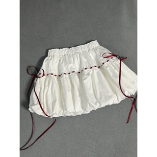 【Sẵn- Kèm ảnh thật   Chân váy dáng ngắn kiểu bí phồng,phối dây nơ đỏ nổi bật,chân váy trắng dáng ngắn nữ QC