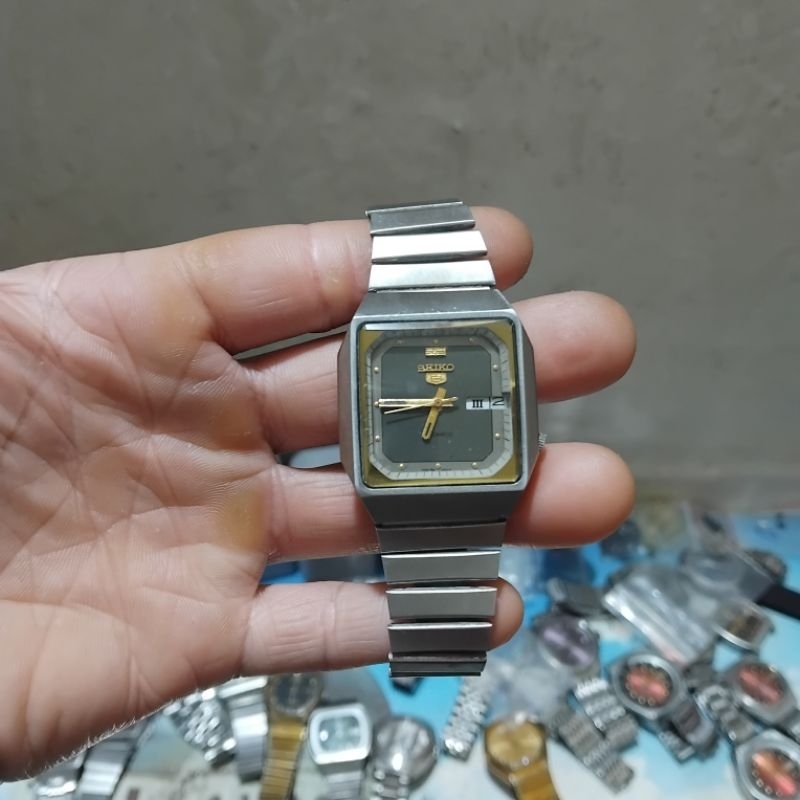 Đồng hồ seiko 5 chém cạnh cổ xám khói