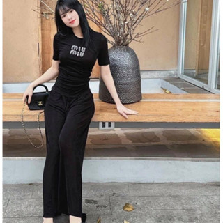 SÉT BỘ NỮ ĐÍNH ĐÁ HỌA TIẾT MIUMIU  CHẤT LIỆU THUN CO DÃN ÁO RÚM EO MIX QUẦN XUÔNG DÀI M1331