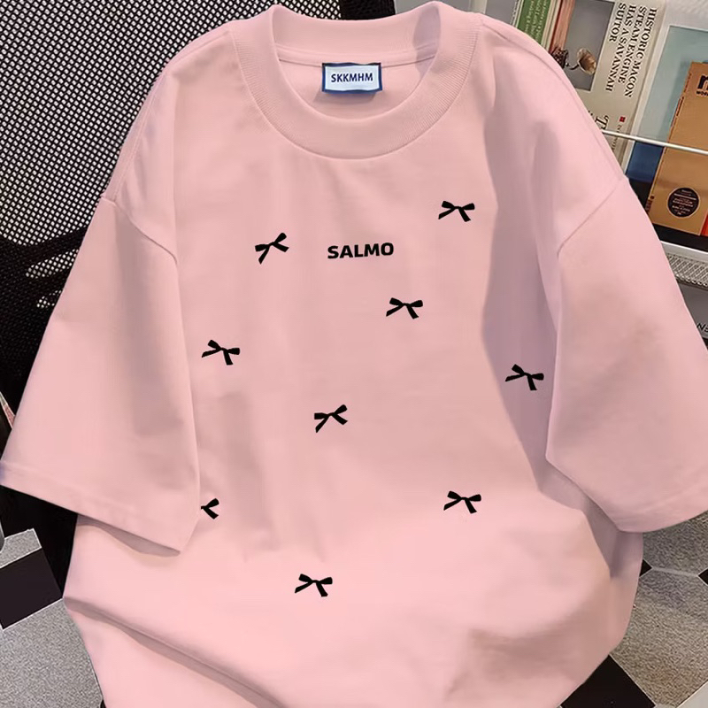 Áo phông nơ chữ SALMO in mực Hàn Quốc sắc nét không phai. Chất cotton su mềm mỏng nhẹ mặc mát, thấm hút mồ hôi