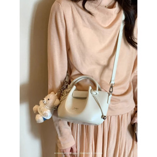 Túi cầm tay màu trắng chi.o dễ thương,túi xách đẹp phù hợp làm túi đeo đi chơi (túi kèm móc gấu xinh)