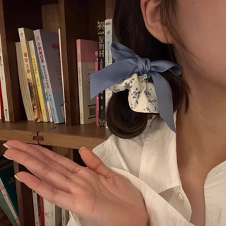 Cột tóc scrunchies hoa nhí gắn nơ xanh dương dễ thương - De Merci Accessories