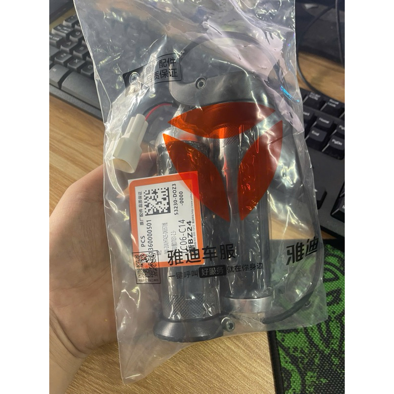   1 đôi    tay ga yadea tay ga xe điện xmen neo xe điện x5  hàng chuẩn chính hãng  full túi zip và tem chống giả 