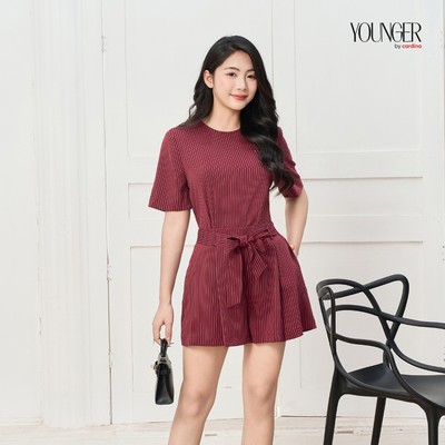 Bộ đồ nữ YOUNGER BY CARDINA kẻ tag ngực phối quần sooc xếp ly chất liệu tuýt si trẻ trung 5YSQN07