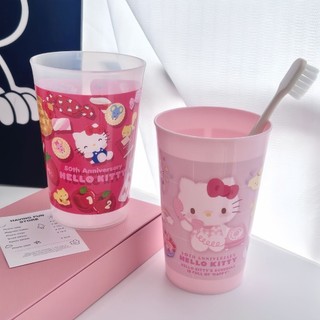 🌸✨ [MỚI VỀ] Ly Nhựa Hello Kitty Kỷ Niệm 50 Năm – Cưng Xỉu Luôn! ✨🌸