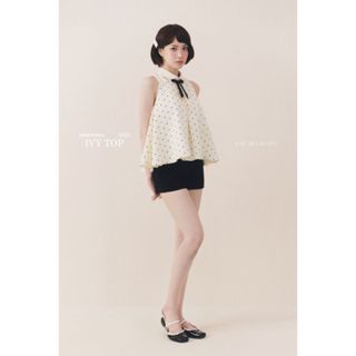 JOIE DES ROSES - Set áo châm bi không tay cổ sen phối nơ Ivy Top và và quần short Ease Short