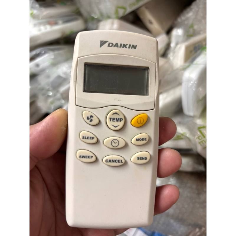 Điều khiển điều hoà âm trần DAIKIN chính hãng.