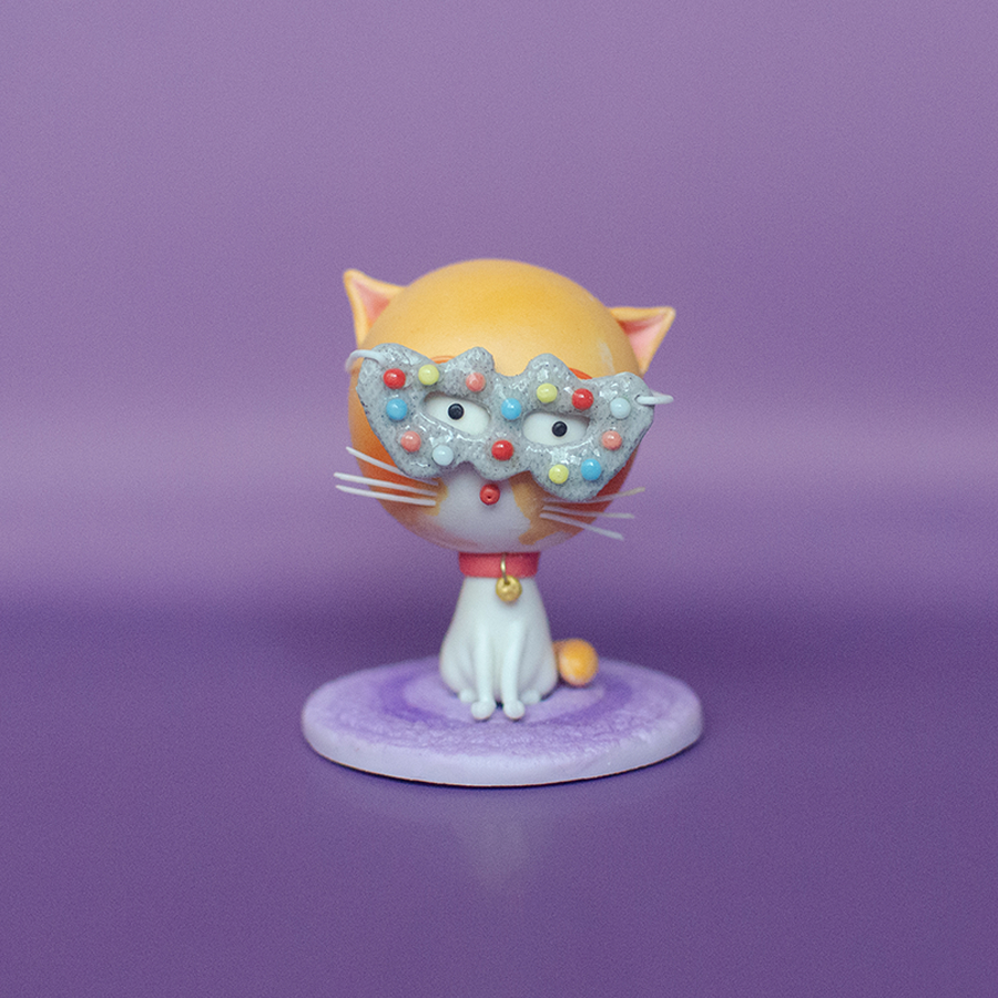 Mèo mang mặt nạ kẹo socola - Tượng đất sét ký ức tuổi thơ