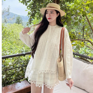 JENNYCLOSET ®”Lora Set”• Áo sơ mi babydoll dài tay bồng dập ly phối viền ren + Chân váy xoè ngắn ( có quần bộ)-hàng L1