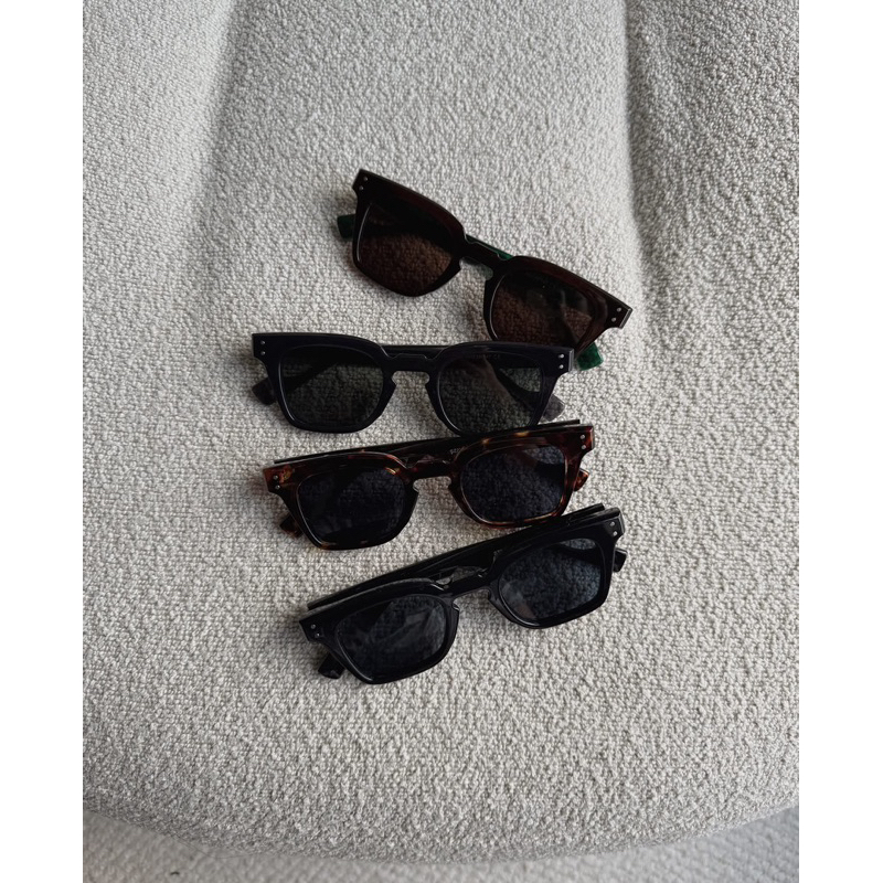 Lyys Store - Kính mát nhựa viền dày vuông : 2 chấm dọc retro 20014