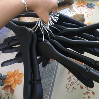  Combo 10 móc treo quần áo nhựa nữ màu đen kích thước rộng vai 38-40cm,đầu móc xoay 360 độ 